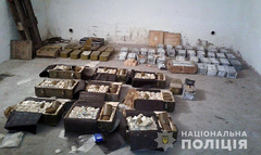В Прилуках Черниговской области оперативники криминальной полиции разоблачили бывшего военного, у которого гараж был забит боеприпасами.