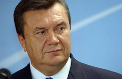 Бывший Президент Украины Виктор Янукович и члены его семьи присутствовали в понедельник, 23 марта, на похоронах сына Виктора в Севастополе.