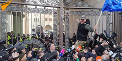 Тысячи человек 17 ноября вышли на улицы возле парламента Грузии в Тбилиси после того, как парламент не смог принять избирательную реформу.