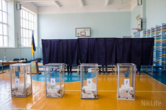 В Украине 21 июля проходят внеочередные парламентские выборы. Голосование продлится с 800 до 2000.