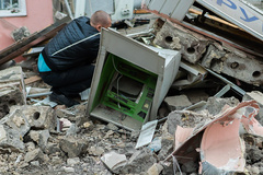 В Днепре в ночь на 13 мая в очередной раз неизвестные взорвали банкомат «Приватбанка». Инцидент произошел на улице Передовой в 0315.