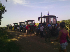 На трассе в Ростовской области (Россия) ОМОНовцы задержали около 70 фермеров, которые на тракторах направлялись в Москву.