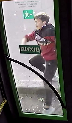 В субботу, 28 сентября, в Николаеве подросток камнем разбил боковое стекло автобуса КП «Николаевпасстранс».
