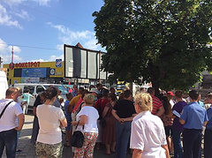 В пятницу, 1 июля, жители Вознесенска Николаевской области заблокировали движение по основной дороге города, протестуя против грузоперевозок песка через населенный пункт.