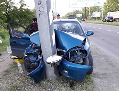 В Николаеве 31 мая на перегоне на проспекте Богоявленском автомобиль «Daewoo Sens» врезался в столб.