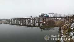Днем в воскресенье, 25 ноября, в Ровненской области автомобиль слетел с моста,  в результате чего погибли двое людей.