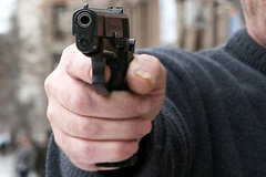 Правоохранители задержали 36-летнего жителя города Николаева, который устроил стрельбу в Херсоне и пытался ограбить 21-летнего парня.