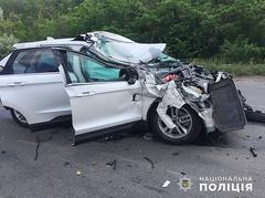 В Николаевской области 27 мая около 1500 вблизи села Михайловка в Новоодесском районе столкнулись грузовой автомобиль «Mercedes-Benz» и внедорожник «Ford Edge».
