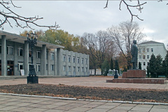 Мэр города Новгорода-Северского Черниговской области Олег Бондаренко выставил на продажу через сайт «OLX» бронзовый памятник Ленину, установленный в центре города.