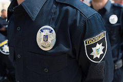 В Киеве полиция поймала пьяных молодых людей из Луганска, которые при задержании открыто им угрожали . Инцидент прошел возле метро «Шулявская».