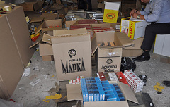 В Николаеве сотрудники милиции выявили в арендованном гараже 13 тысяч пачек контрафактных сигарет, а также крупную партию фальсифицированного алкоголя.