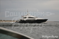 Беглый украинский президент Виктор Янукович отправился в турне по Волге. 18 августа он прибыл на яхте в Волгоград, где его приезд наделал много шума.