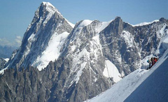 Власти Италии закрыли дороги и приказали эвакуировать людей из домов возле альпийской вершины Монблан из-за предупреждения о вероятности разрушения части ледника.