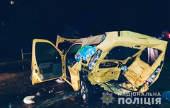 В селе Богородчаны Ивано-Франковской области в понедельник, 29 апреля, автомобиль «BMW» врезался в «RENAULT», в котором находилась сотрудница полиции со своим мужем и ребнком. Женщина погибла, а за жизнь семьи борются врачи.