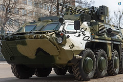 Украинские военные до сих пор не получили обещанные в июле 48 новых бронетранспортеров БТР-4Е из-за того, что государственный завод закупил не ту сталь.