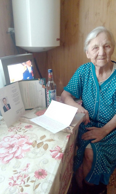 Ветеранам в Кемеровской области подарили ко Дню Победы открытки, коробки конфет и бутылки водки с георгиевской ленточкой на горлышке.