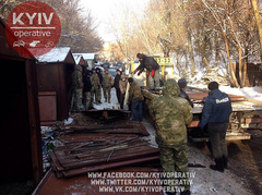 В среду, 30 ноября, в Шевченковском районе Киева из-за сноса гаражей начались стычки между местными жителями и людьми в камуфляже, которые назвались активистами Майдана.