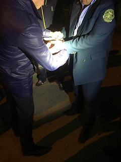 Сотрудники СБУ совместно с прокуратурой задержали на взятке главного инспектора таможенного поста «Сокиряны» Черновицкой таможни.