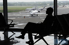 Международный аэропорт «Киев» эвакуирует пассажиров после поступившего сообщения о минировании.