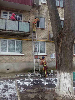 В городе Первомайск Николаевской области спасатели помогли женщине, которую трехлетний сын закрыл на балконе.