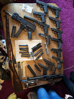 В среду, 18 апреля, СБУ совместно с полицией прекратила деятельность группировки, которая вместе с иностранными соучастниками занималась поставками в Украину зарубежного оружия.