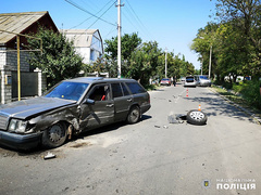 В Очакове 21 августа на улице Суворова столкнулись автомобили «Mercedes-Benz» под управлением 32-летнего жителя Житомирской области и «Toyota Camry», которой управлял местный житель.
