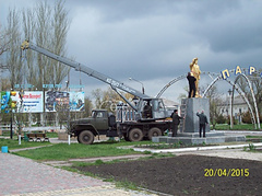 В поселке Веселое в Запорожской области 20 апреля вернули на место памятник Ленину, который был снесен 17 марта.