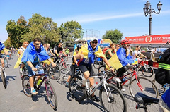 В субботу, 22 августа, в рамках Вышиванкового фестиваля по центральным улицам Одессы прошел патриотический велопробег.