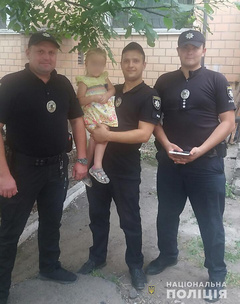 В городе Знаменка Кировоградской области во вторник, 30 июля, патрульные сняли с балкона пятого этажа маленькую девочку, которая осталась одна в запертой квартире.