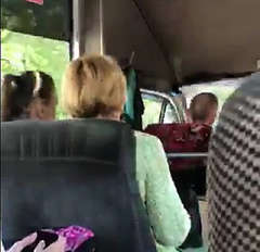 В Николаеве водитель маршрутного такси №16 начал скандал с женщиной, которая предъявила документ, предоставляющий право льготного проезда, а потом переключился на спор с пассажирами, которые пытались защитить право женщины.
