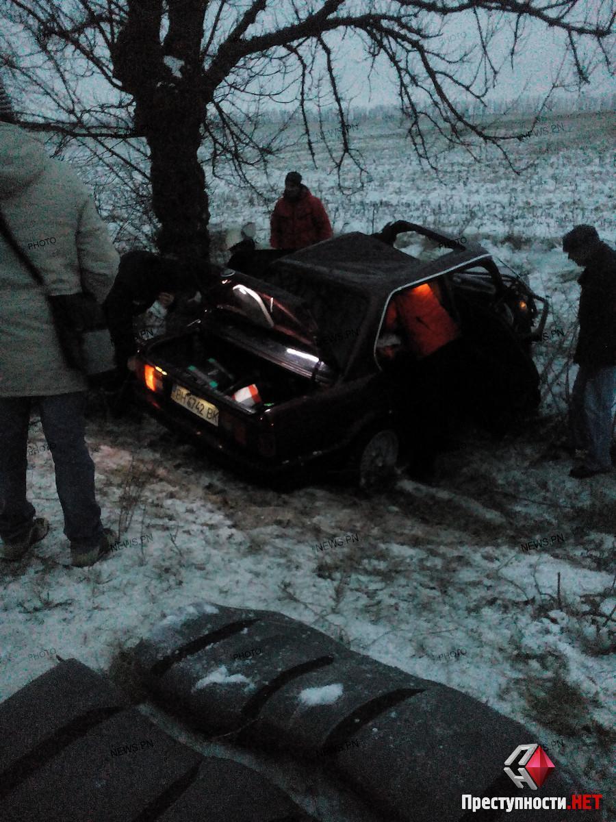 На трассе «Одесса-Николаев» из-за гололедицы две иномарки вылетели в кювет  - одного из водителей зажало в разбитом авто