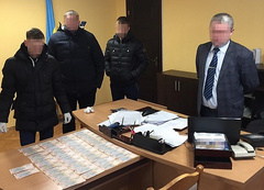 В Львовской области СБУ задержала главу Сокальской районной государственной администрации Романа Токая на взятке, которую он требовал от своего подчиненного.