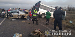 В Одесской области в результате ДТП маршрутки и легкового автомобиля пострадали 13 человек, одна женщина погибла.