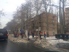В Одессе сотрудники коммунальных служб выкидывают снег на проезжую часть в тех местах, где дороги расчищены, нарушая Кодекс Украины.