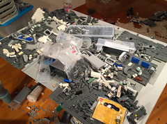 Во Франции 20-летний коллекционер Lego и видеоблогер Луис, известный как republicattak, рассказал об ограблении в своей квартире. По его словам, 5 октября к нему вломились неизвестные, которые вынесли почти весь конструктор. Остальные наборы разломали и разбросали по дому, также выбили окно и разбили дверь.