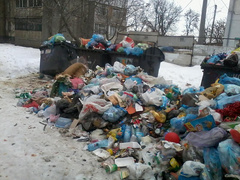 Жители города Николаева посетовали, что в Ленинском районе по состоянию на обед воскресения, 4 января, мусор так и не вывезен
