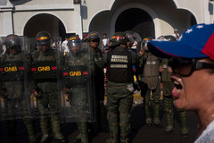 Два человека погибли 22 февраля на юге Венесуэлы возле границы с Бразилией после того, как венесуэльские военные открыли огонь по сторонникам оппозиции, которые хотели провезти в страну гуманитарную помощь. Еще около десятка человек получили ранения, в том числе трое  серьезные.