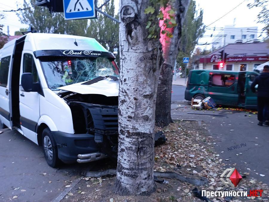 В центре Николаева произошло серьезное ДТП: на оживленном перекрестке ...