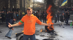 В пятницу, 8 апреля, некие «активисты» у здания Администрации Президента Украины подожгли шины, требуя люстрации силовиков и прокуроров.