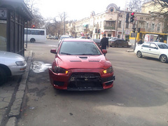 В четверг, 5 марта, в центре Одессы, «Mitsubishi» проигнорировал красный сигнал светофора и подрезал микроавтобус, который отбросило на пассажирское маршрутное такси.