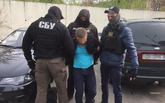 Сотрудники Службы безопасности Украины совместно с прокуратурой и внутренней безопасностью Национальной полиции задержали на взятке в 100 тыс. гривен следователя одного из районных управлений полиции Киева.