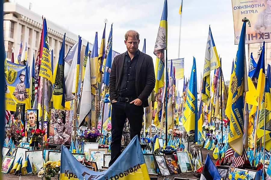 Принц Гарри во время визита в Киев посетил мемориал на Майдане  Независимости: &laquo;Одна из самых печальных вещей, которые я видел&raquo;