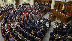 Председатель Верховной Рады Украины Владимир Гройсман заявляет о созыве в ближайшие дни внеочередной сессии парламента Украины.