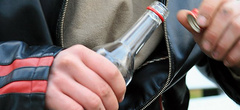 В городе Южноукраинске на Николаевщине полиция разыскивает грабителя, который похитил из двух магазинов бутылки с водкой.