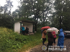 В Ивано-Франковской области молния попала в остановку, где находились пять человек. В результате удара трое мужчин погибли на месте происшествия, а двух женщин госпитализировали.