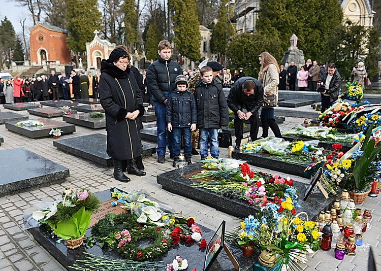 Фото кладбища украинских военных с флагами на могилах