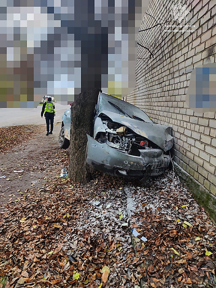 В Николаеве пьяный водитель Hyundai устроил ДТП и разбил свой автомобиль