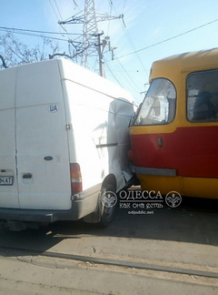 В пятницу, 18 марта, в Одессе на Николаевской дороге трамвай, курсирующий по маршруту №7, протаранил микроавтобус.