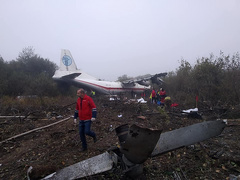 Возле Львова в пятницу утром, 4 октября, самолет АН-12 авиакомпании «Украина Аэроальянс» совершил экстренную посадку.