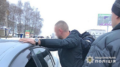 В Днепре полиция задержала 36-летнего жителя Вольногорска, который пытался дать 15 тысяч долларов взятки за закрытие уголовного производства о сбыте наркотиков.